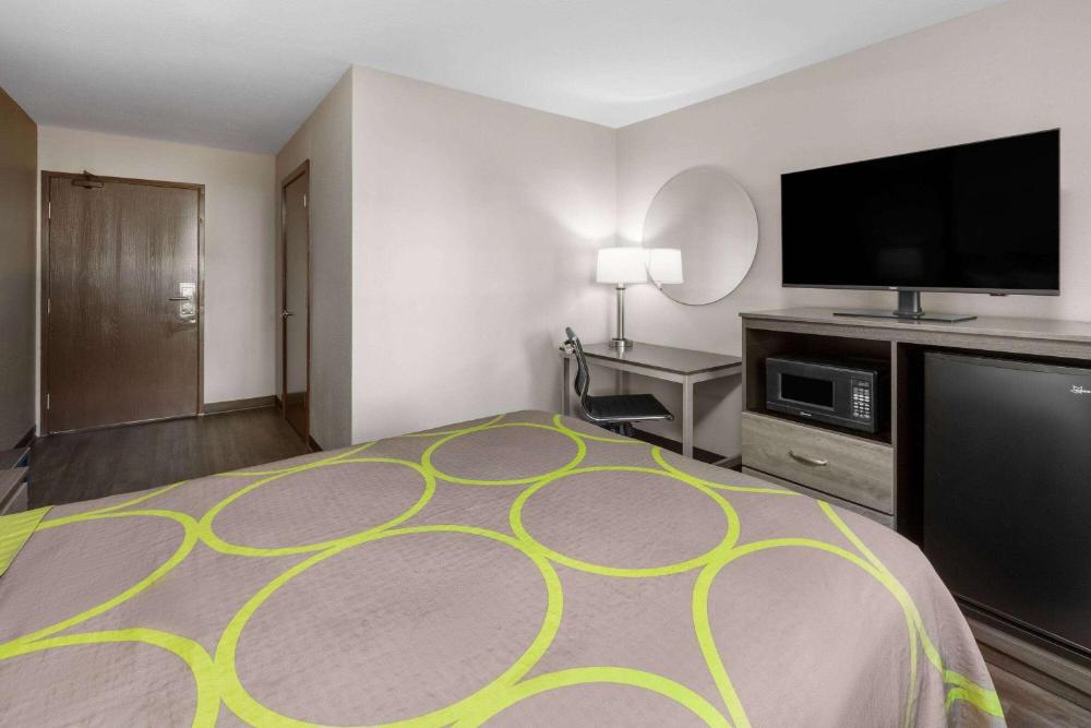 Double Room with Roll-In Shower with Grab Bars - Mobility Accessible/Non-Smoking interior
